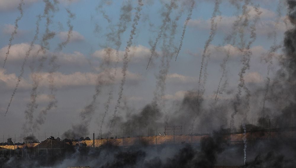 Soldados israelíes lanzan gases lacrimógenos a manifestantes palestinos