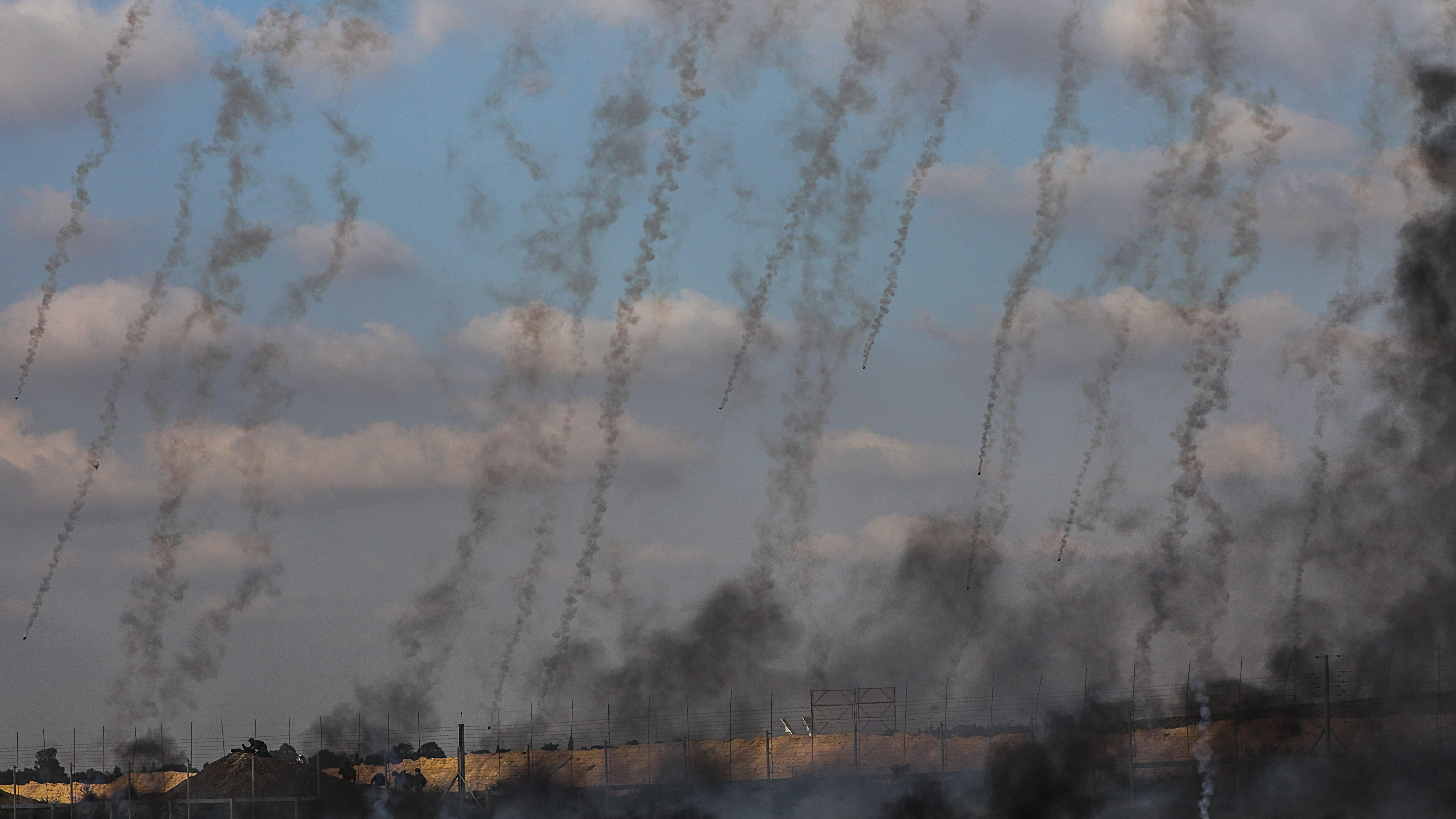 Soldados israelíes lanzan gases lacrimógenos a manifestantes palestinos