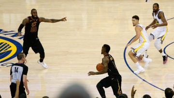 LeBron James increpa a JR Smith durante el Warriors-Cavaliers
