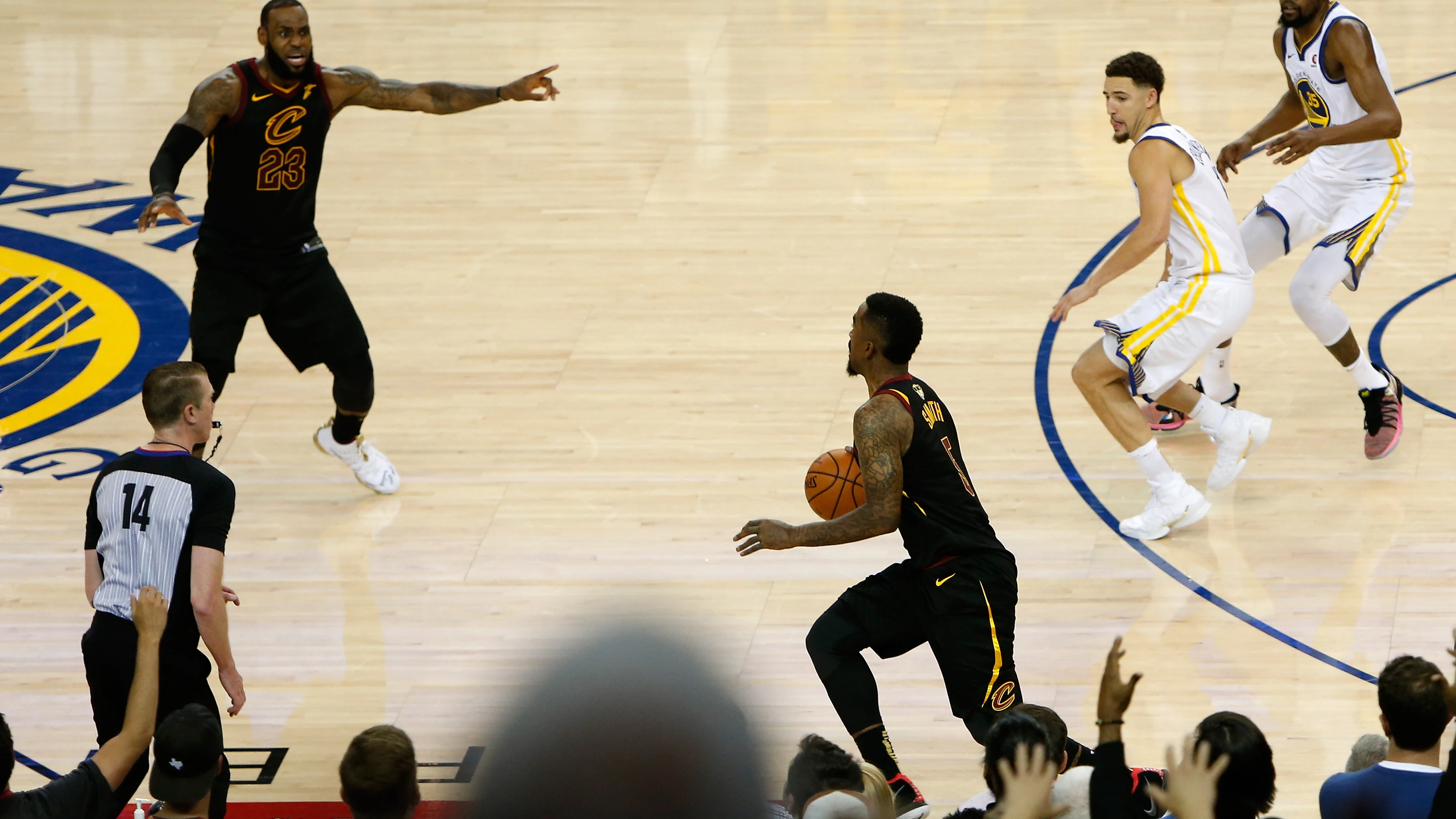 LeBron James increpa a JR Smith durante el Warriors-Cavaliers