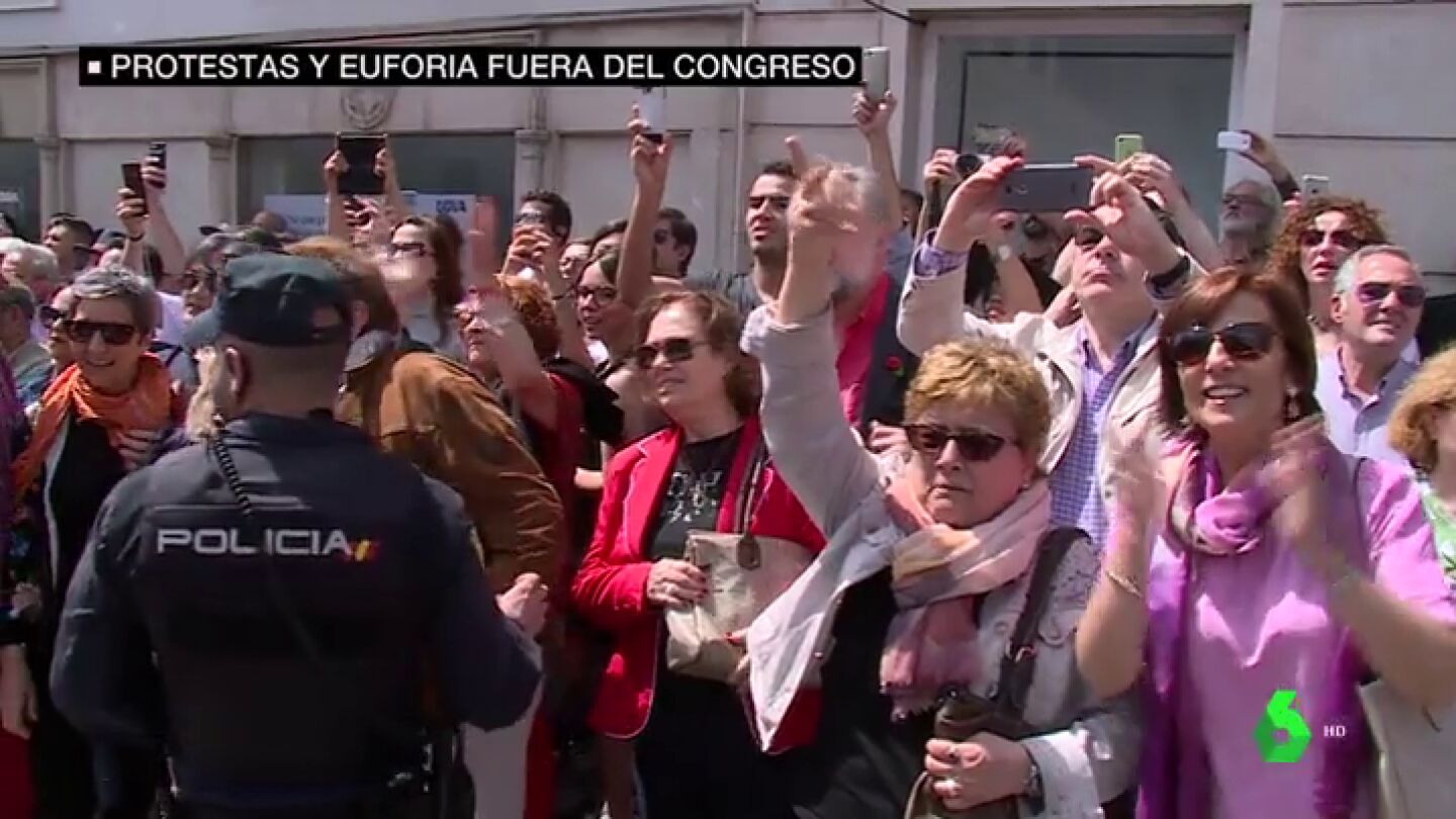 <p>Ovaciones y abrazos a las puertas del Congreso y Ferraz tras la moci&oacute;n de censura: "Fuera corruptos de las instituciones"</p>