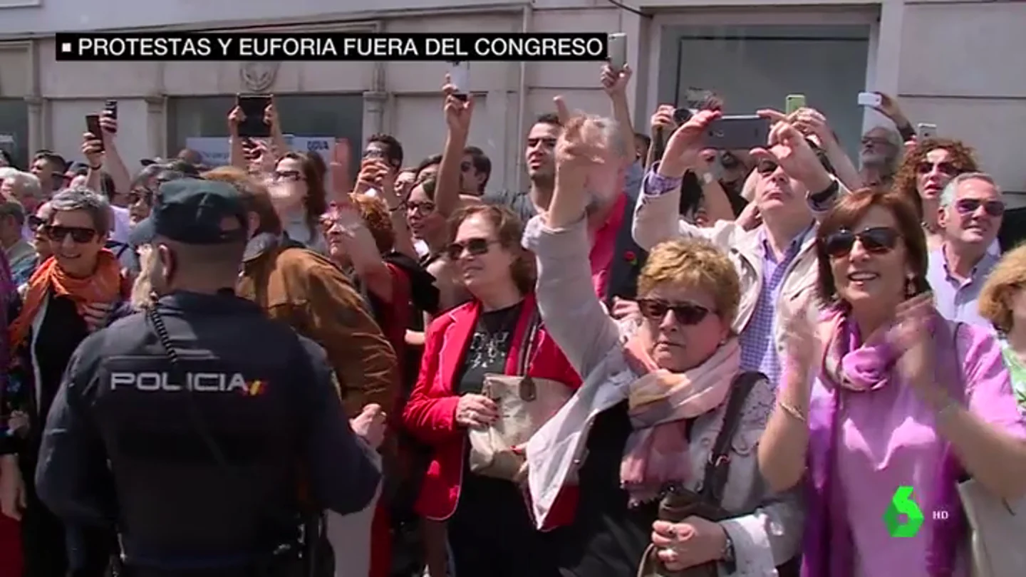 <p>Ovaciones y abrazos a las puertas del Congreso y Ferraz tras la moción de censura: "Fuera corruptos de las instituciones"</p> <p>Ovaciones y abrazos a las puertas del Congreso y Ferraz tras la moción de censura: "Fuera corruptos de las instituciones"</p>