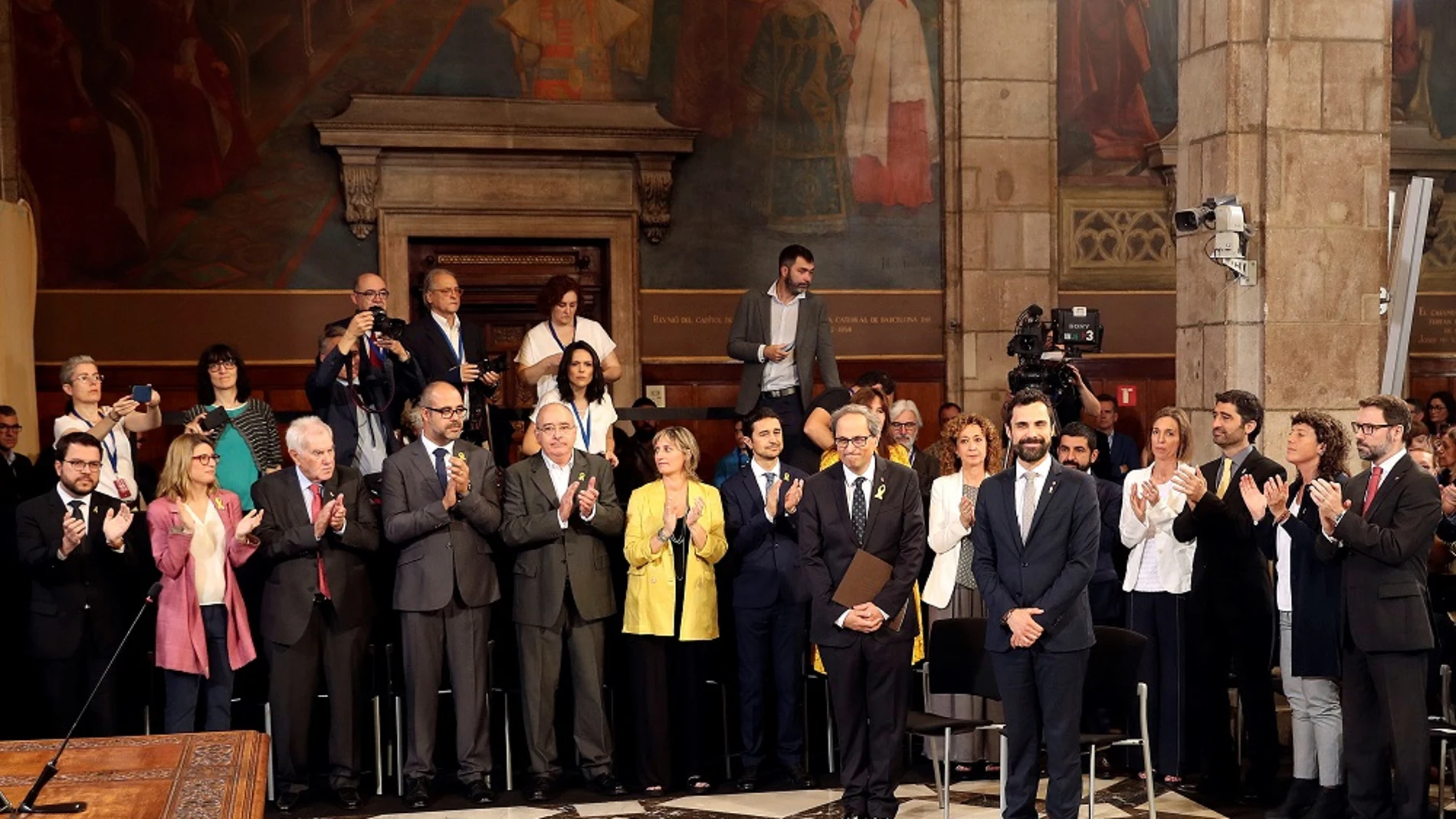 Torra y Torrent reciben el aplauso de los nuevos consellers del gobierno catalán a su llegada al acto de toma de posesion del nuevo Govern