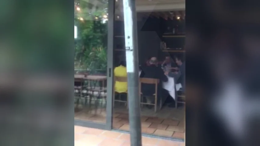 <p>EXCLUSIVA | Las imágenes de la despedida de Rajoy y sus ministros en un restaurante a las afueras de Madrid</p>