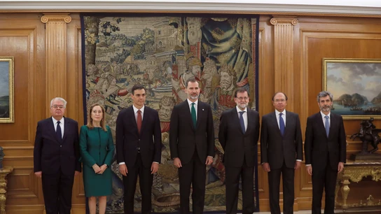 El nuevo presidente del Gobierno, Pedro Sáhchez, posa junto al rey Felipe El nuevo presidente del Gobierno, Pedro Sáhchez, posa junto al rey Felipe