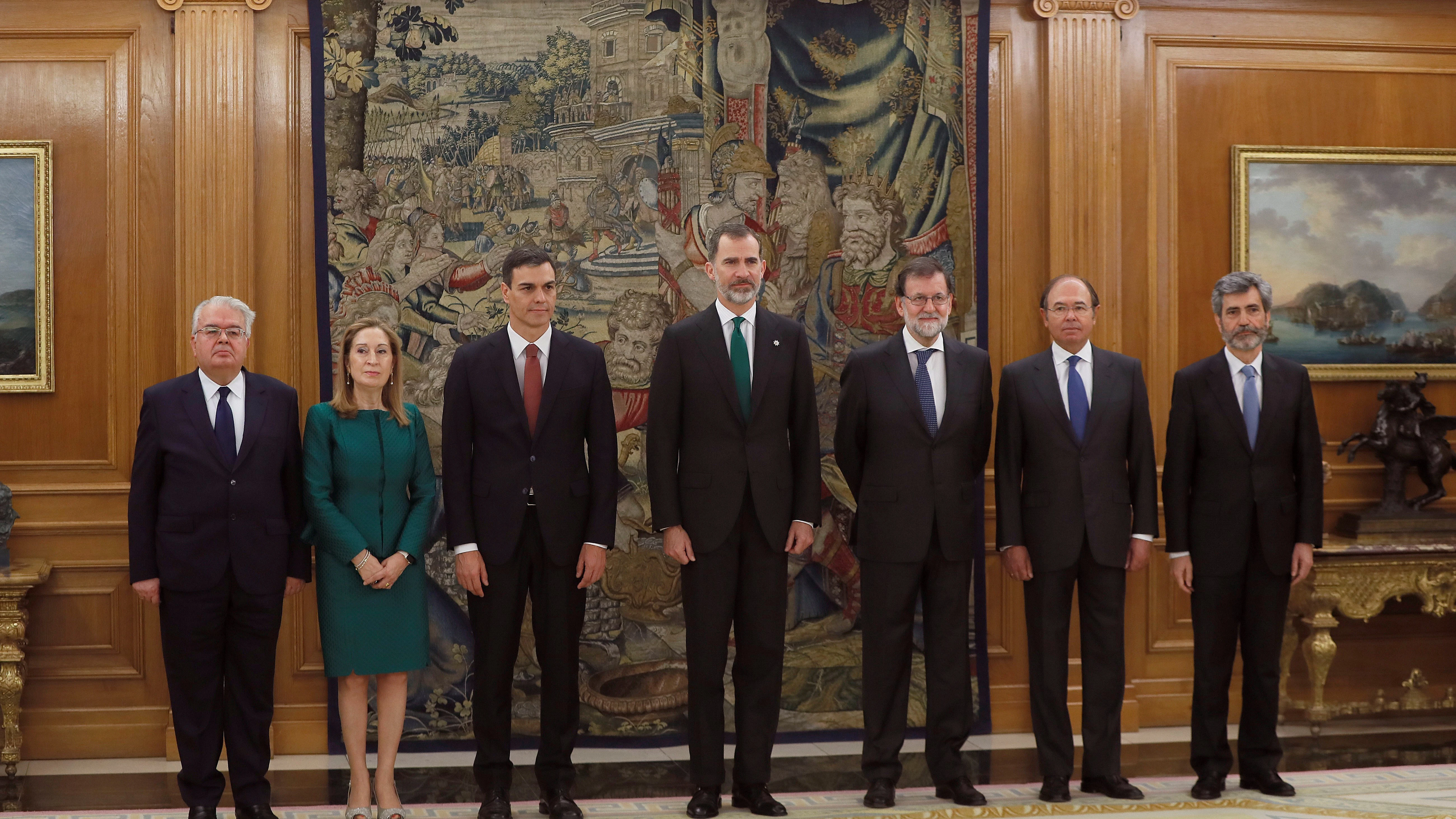 El nuevo presidente del Gobierno, Pedro Sáhchez, posa junto al rey Felipe