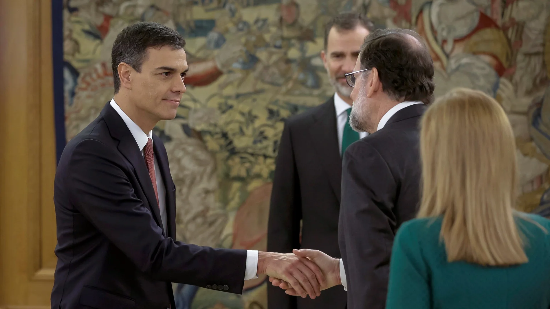 El nuevo presidente del Gobierno, Pedro Sánchez, saluda al expresidente Mariano Rajoy