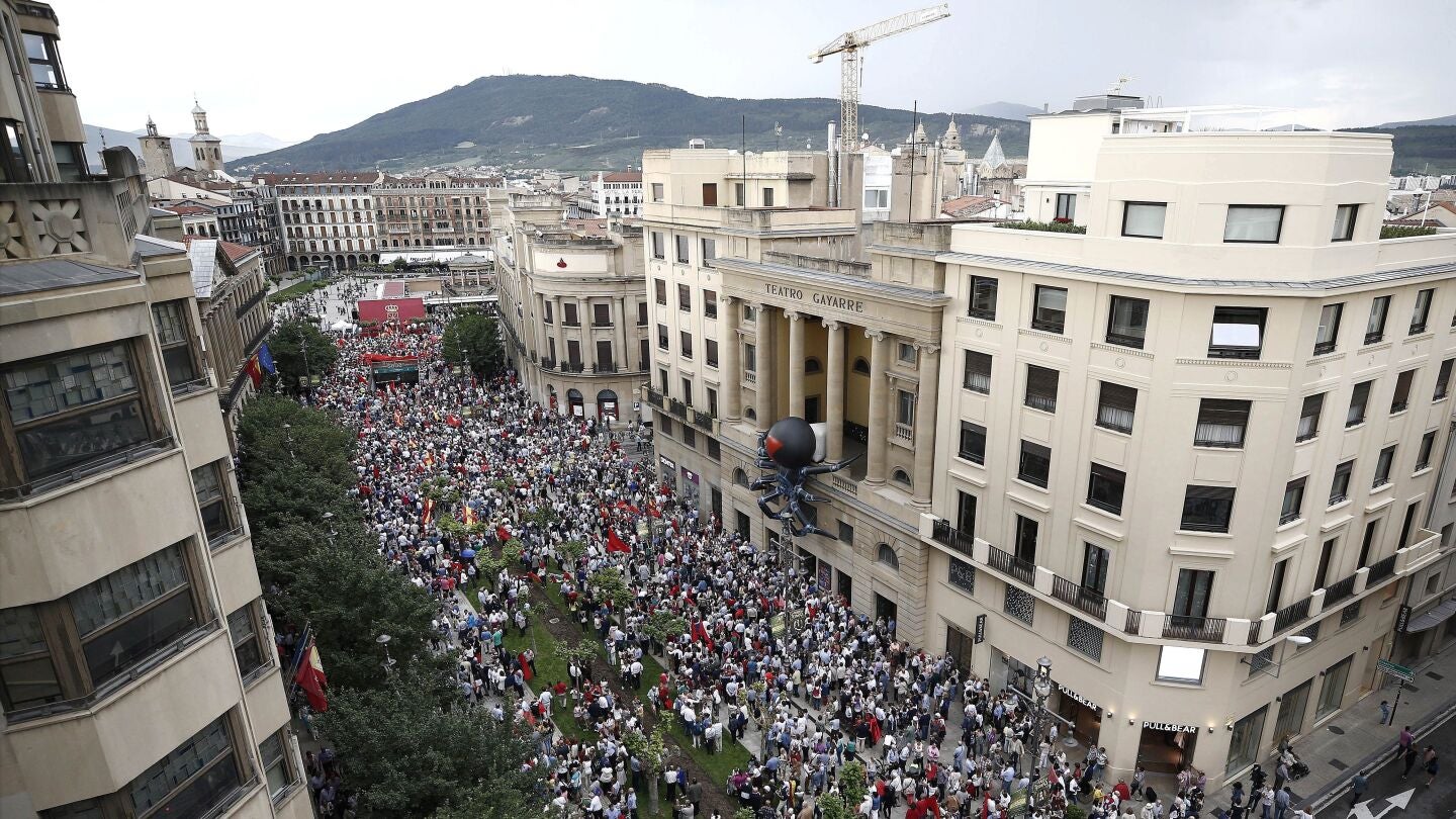 Miles de personas se manifiestan en Pamplona contra la "imposici&oacute;n" del euskera