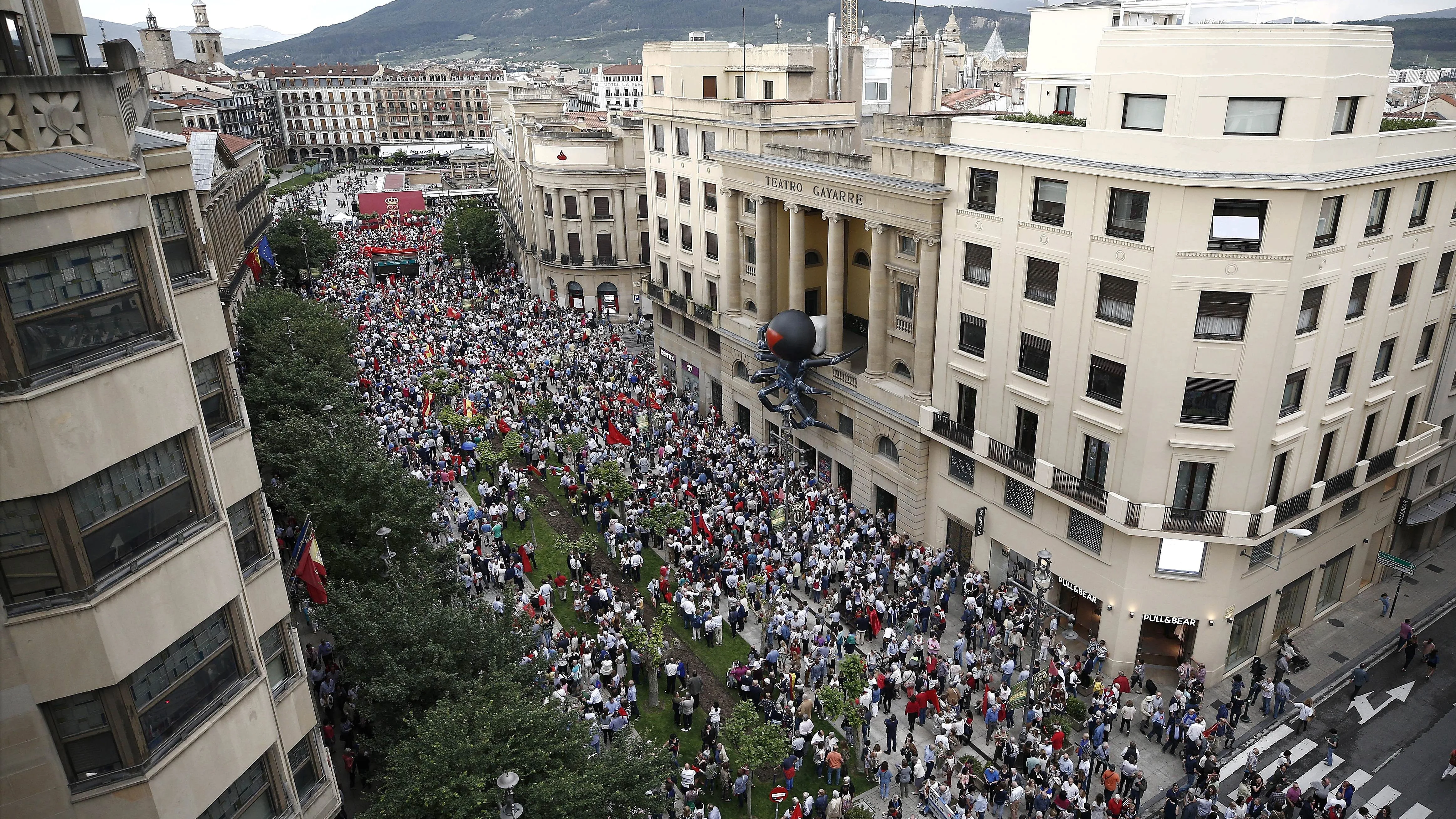 Miles de personas se manifiestan en Pamplona contra la "imposición" del euskera