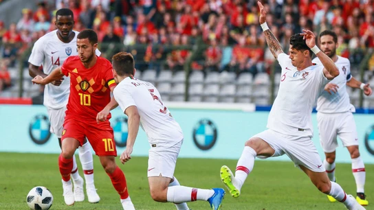 Hazard, entre tres portugueses Hazard, entre tres portugueses