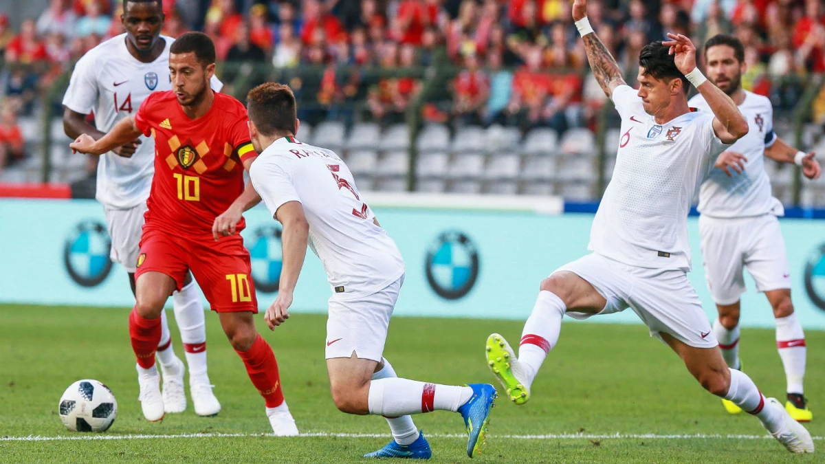 Hazard, entre tres portugueses