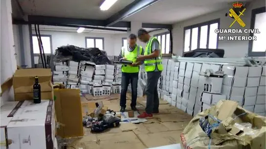 Detienen a dos personas por vender botellas de vino no aptas para el consumo Detienen a dos personas por vender botellas de vino no aptas para el consumo
