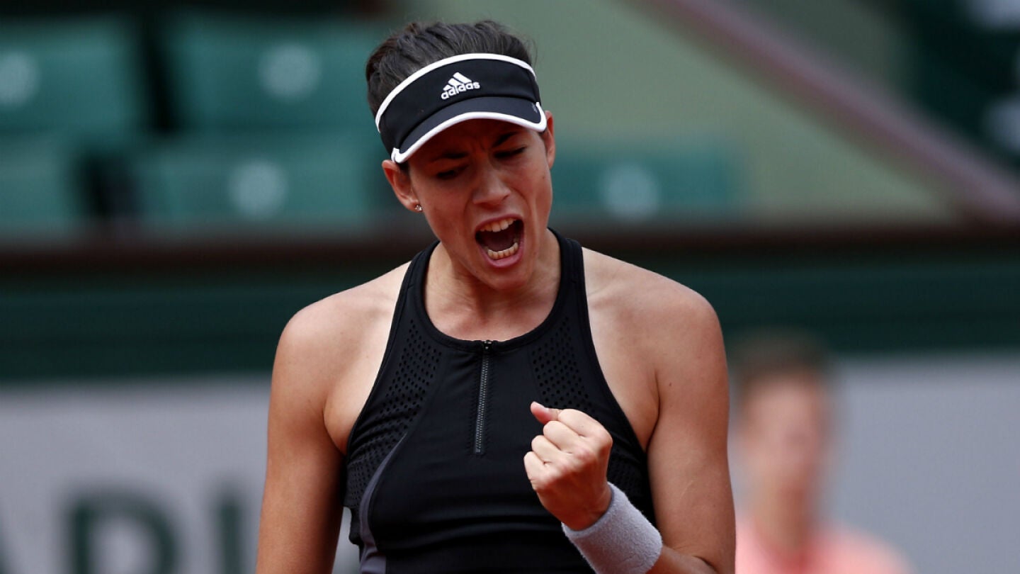 Garbi&ntilde;e Muguruza celebra un punto