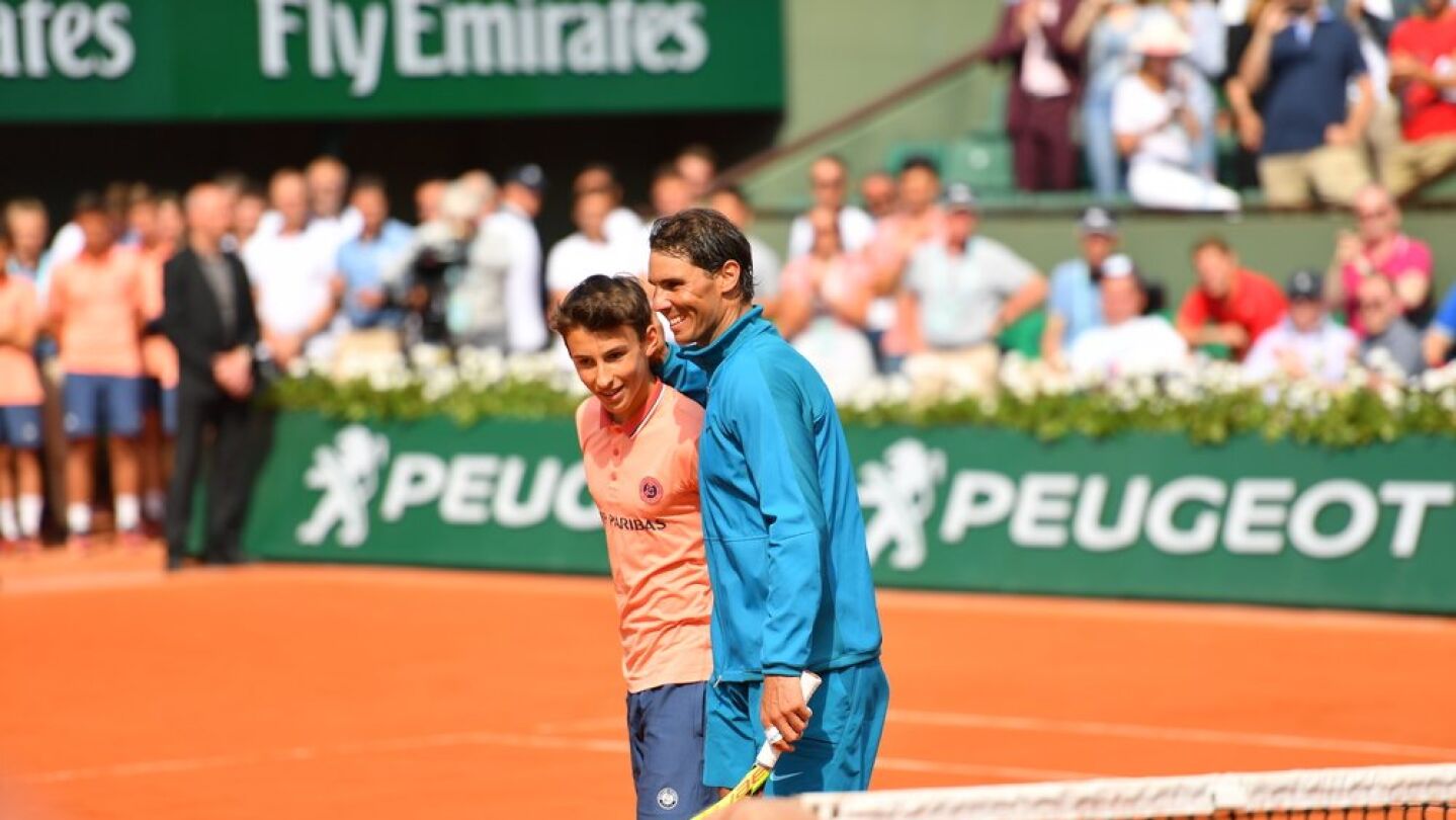 Nadal, con un recogepelotas en Roland Garros