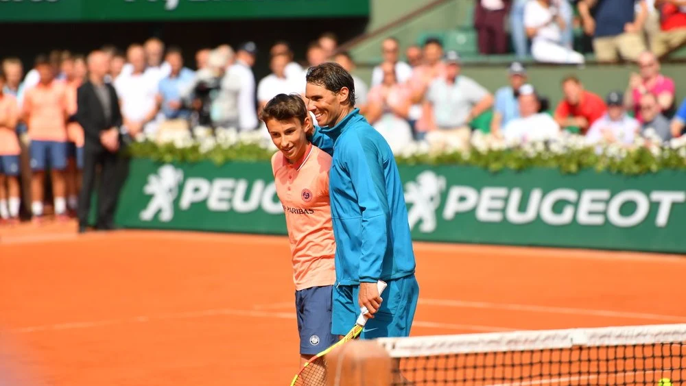 Nadal, con un recogepelotas en Roland Garros