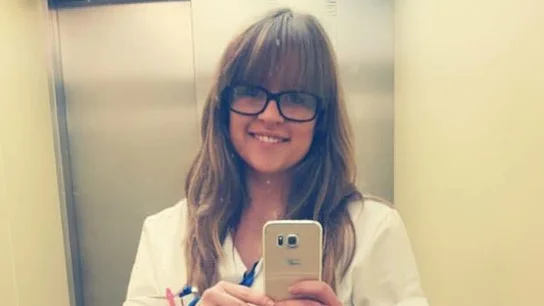 Una joven escribe una carta para defender su trabajo Una joven escribe una carta para defender su trabajo