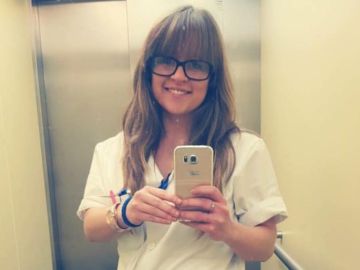 Una joven escribe una carta para defender su trabajo Una joven escribe una carta para defender su trabajo