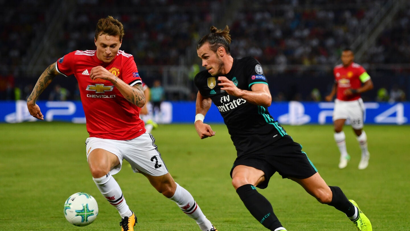 Gareth Bale intenta zafarse de Lindelof durante un Real Madrid-United