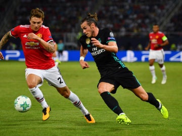 Gareth Bale intenta zafarse de Lindelof durante un Real Madrid-United Gareth Bale intenta zafarse de Lindelof durante un Real Madrid-United
