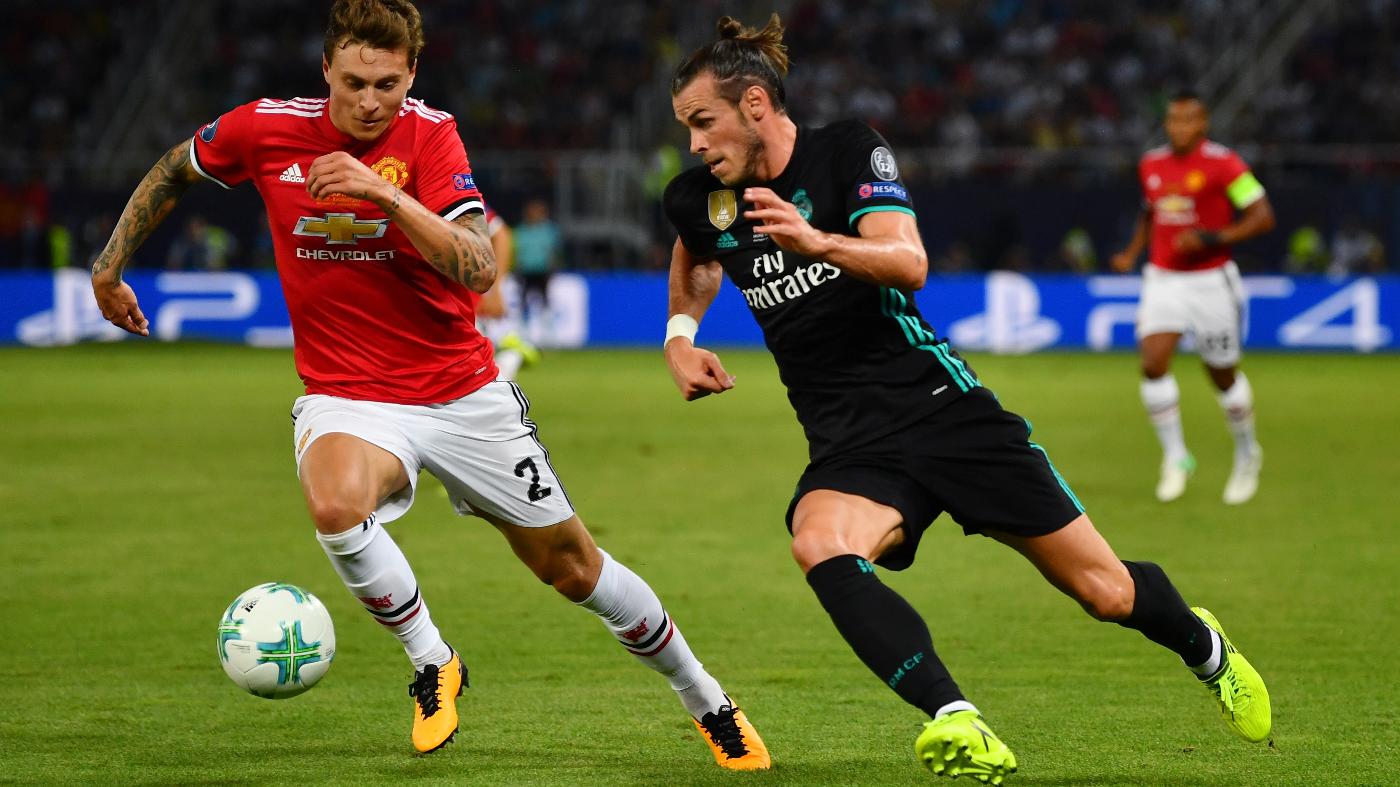 Gareth Bale intenta zafarse de Lindelof durante un Real Madrid-United