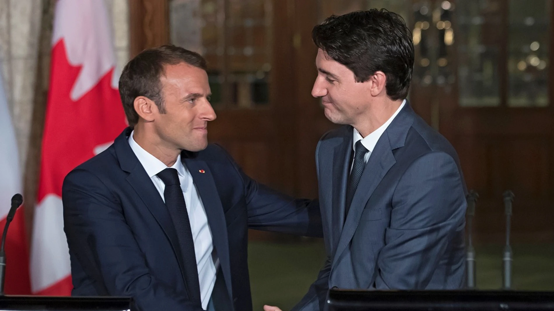 El primer ministro canadiense, Justin Trudeau, saluda a su homólogo francés, Emmanuel Macron