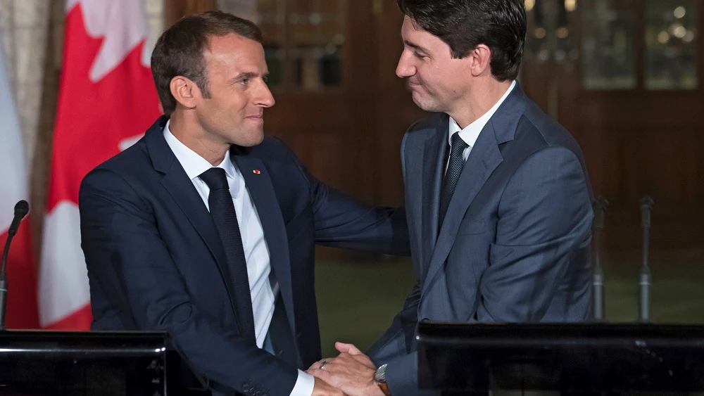 El primer ministro canadiense, Justin Trudeau, saluda a su homólogo francés, Emmanuel Macron