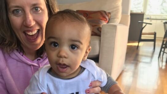 Madre a la que pidieron el certificado de nacimiento de su hijo para embarcar