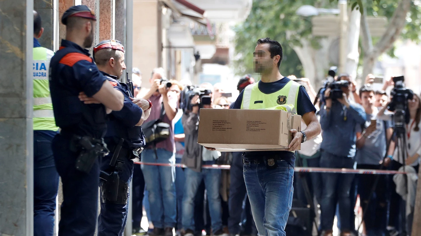 Investigadores de los Mossos d'Esquadra acceden a la vivienda del hombre detenido Investigadores de los Mossos d'Esquadra acceden a la vivienda del hombre detenido