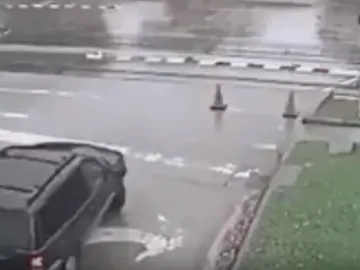 La imprudencia de un conductor al pasar un paso a nivel con las barreras bajadas La imprudencia de un conductor al pasar un paso a nivel con las barreras bajadas