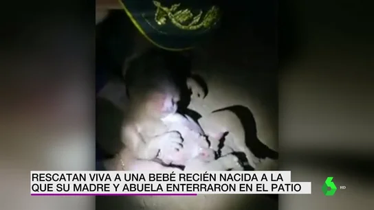 La angustiosas imágenes del rescate de una recién nacida tras pasar siete horas enterrada por su madre y su abuela La angustiosas imágenes del rescate de una recién nacida tras pasar siete horas enterrada por su madre y su abuela