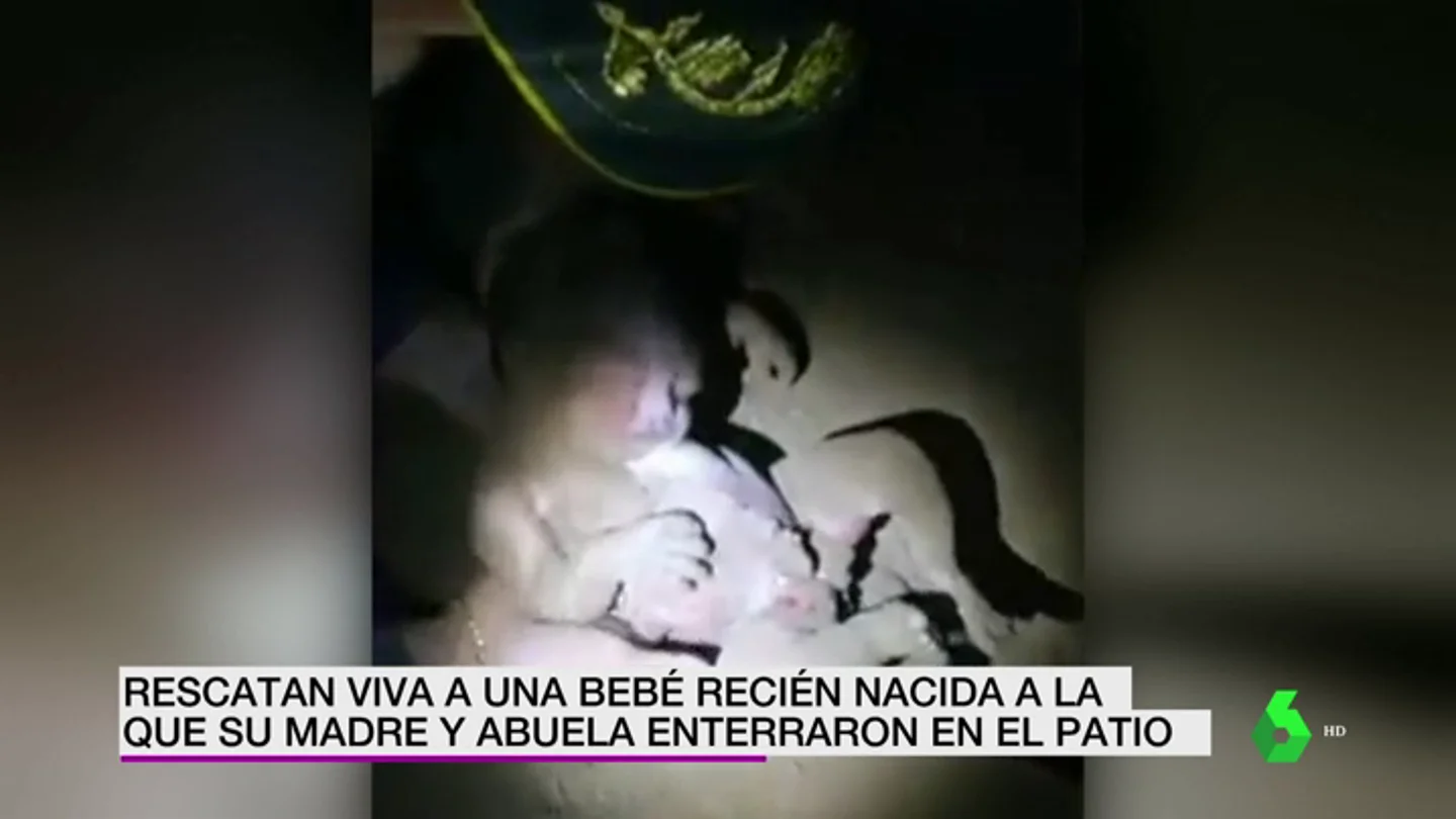 La angustiosas imágenes del rescate de una recién nacida tras pasar siete horas enterrada por su madre y su abuela La angustiosas imágenes del rescate de una recién nacida tras pasar siete horas enterrada por su madre y su abuela