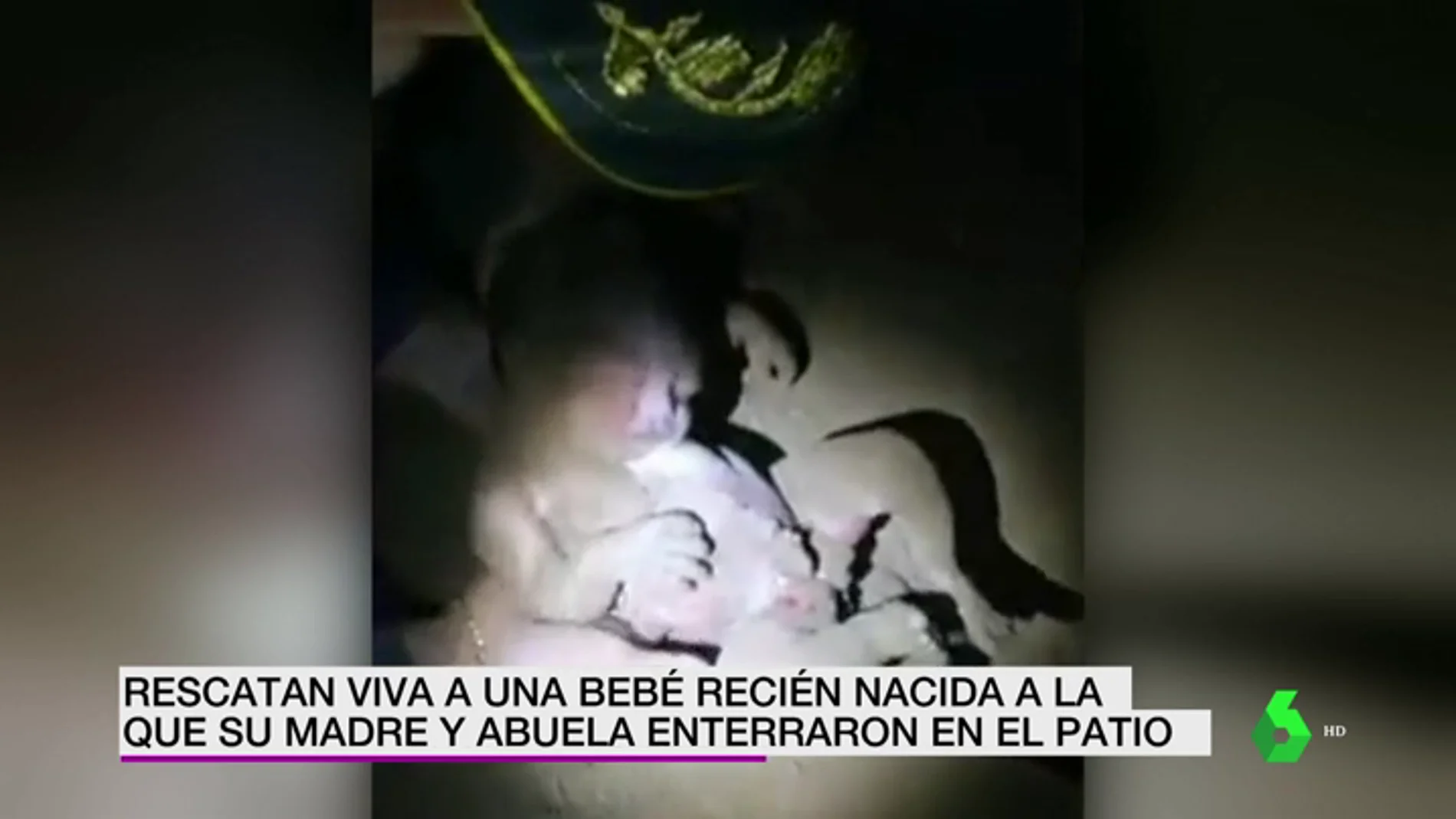 La angustiosas imágenes del rescate de una recién nacida tras pasar siete horas enterrada por su madre y su abuela