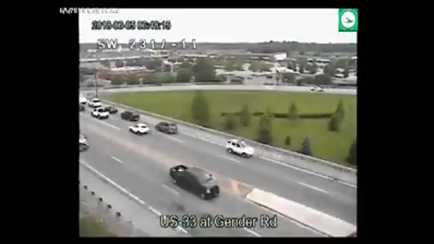 Un hombre conduce durante dos kilómetros marcha atrás por la autopista en Ohio, EEUU Un hombre conduce durante dos kilómetros marcha atrás por la autopista en Ohio, EEUU