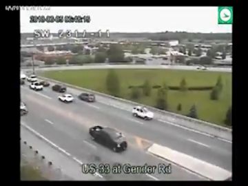 Un hombre conduce durante dos kilómetros marcha atrás por la autopista en Ohio, EEUU Un hombre conduce durante dos kilómetros marcha atrás por la autopista en Ohio, EEUU
