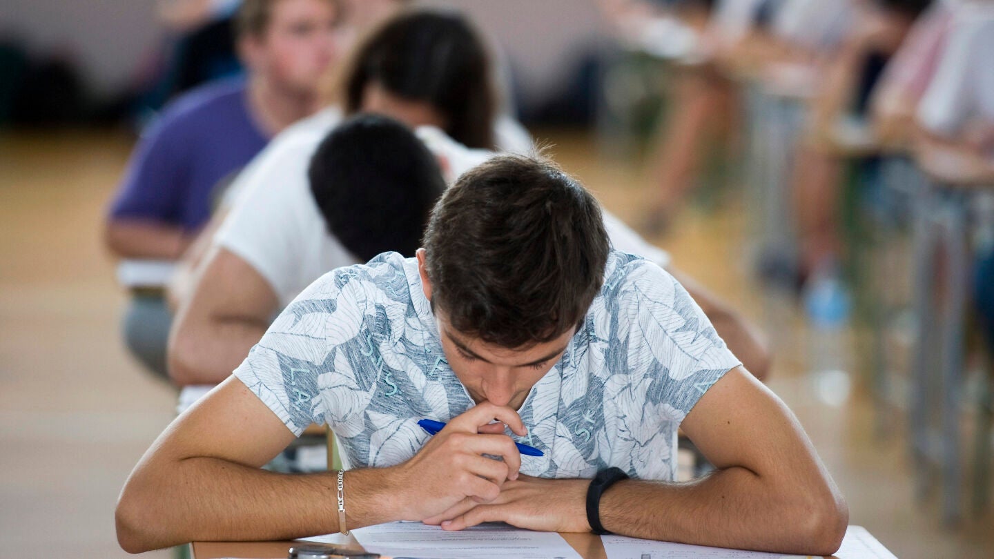 Imagen de archivo de estudiantes realizando los ex&aacute;menes
