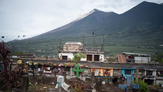 El volcán de Fuego produce un lahar sobre el lado afectado por la erupción El volcán de Fuego produce un lahar sobre el lado afectado por la erupción