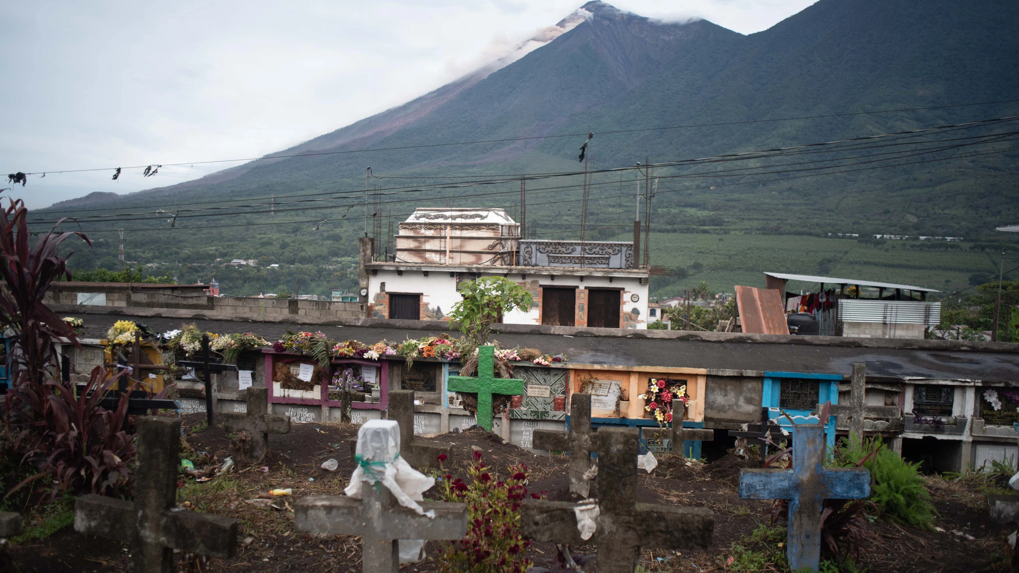 El volcán de Fuego produce un lahar sobre el lado afectado por la erupción 