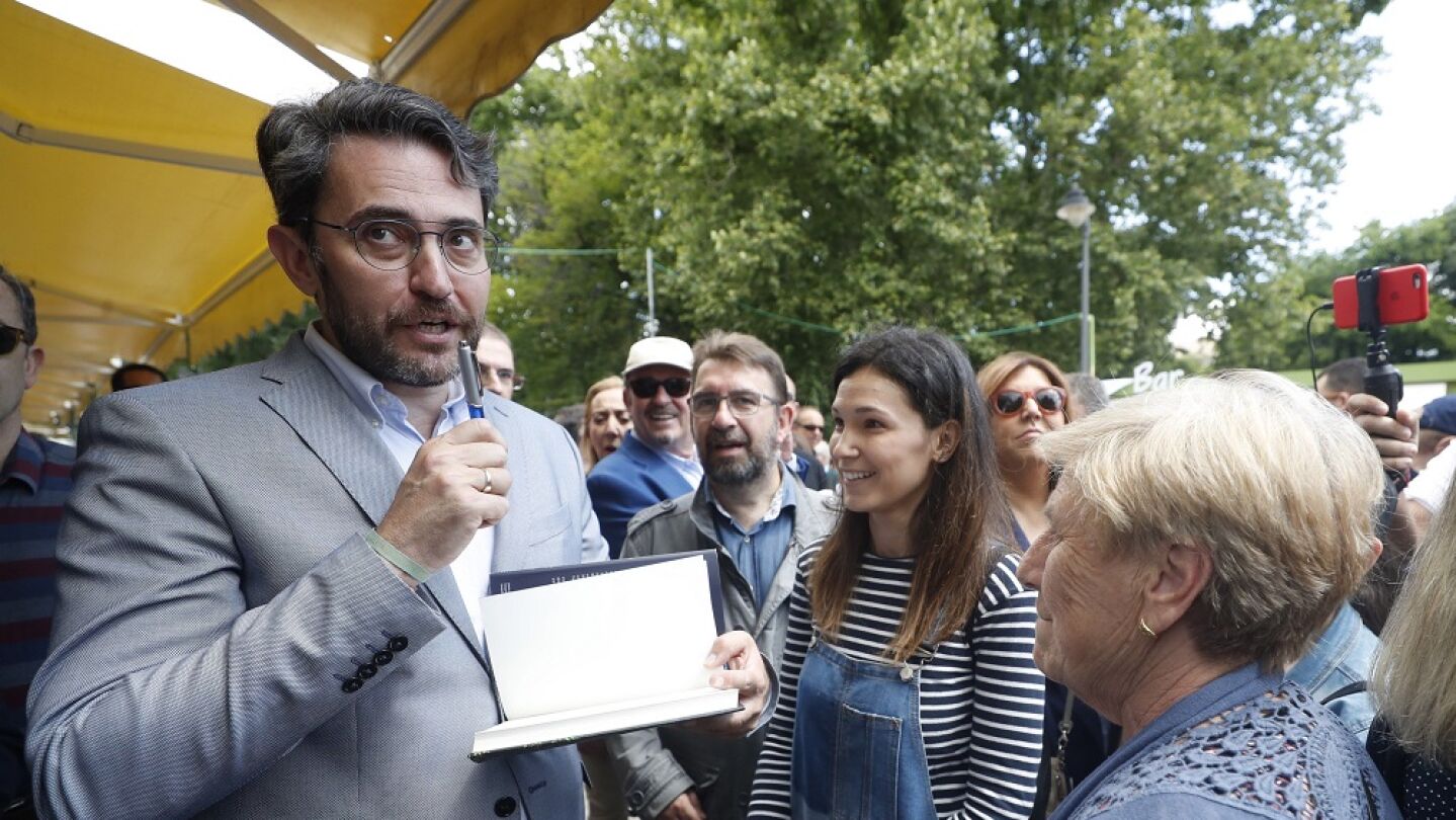  M&agrave;xim Huerta en su visita a la Feria del Libro en Madrid
