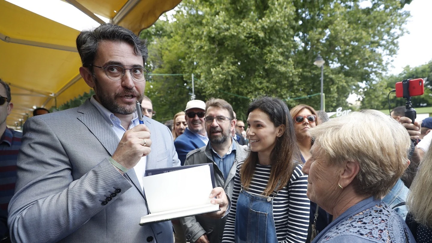 Màxim Huerta en su visita a la Feria del Libro en Madrid Màxim Huerta en su visita a la Feria del Libro en Madrid