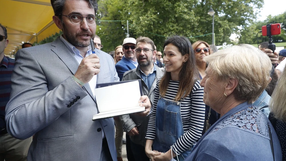  Màxim Huerta en su visita a la Feria del Libro en Madrid