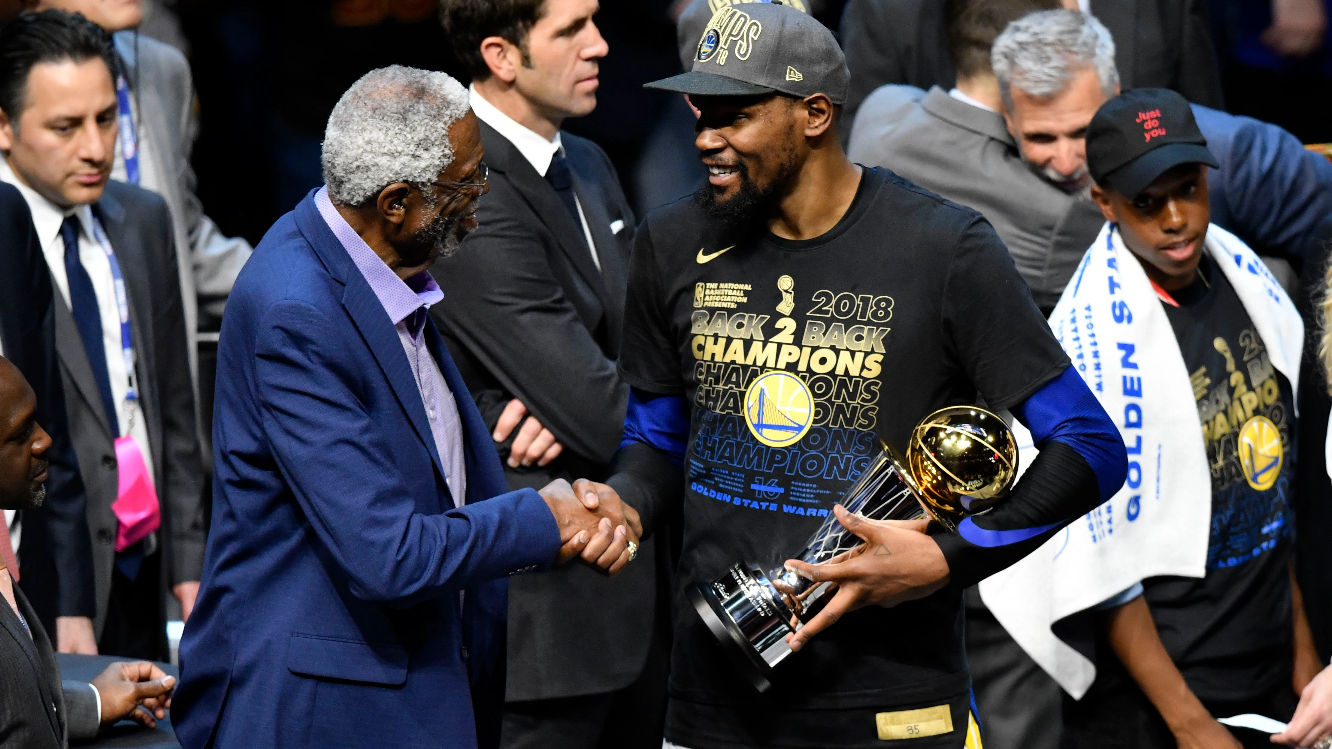 Bill Russell entrega el premio a mejor jugador de las Finales a Kevin Durant