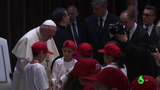 El papa recibe a ni&ntilde;os de zonas marginales tras pedir energ&iacute;as limpias a las petroleras