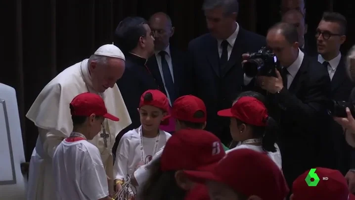 El papa recibe a niños de zonas marginales tras pedir energías limpias a las petroleras