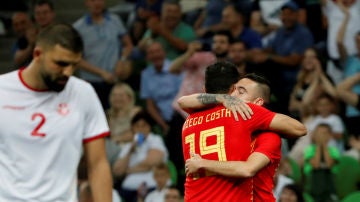 Diego Costa abraza a Iago Aspas