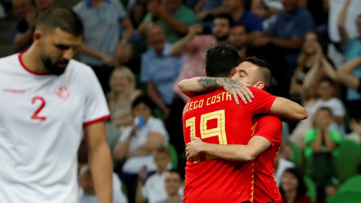 Diego Costa abraza a Iago Aspas