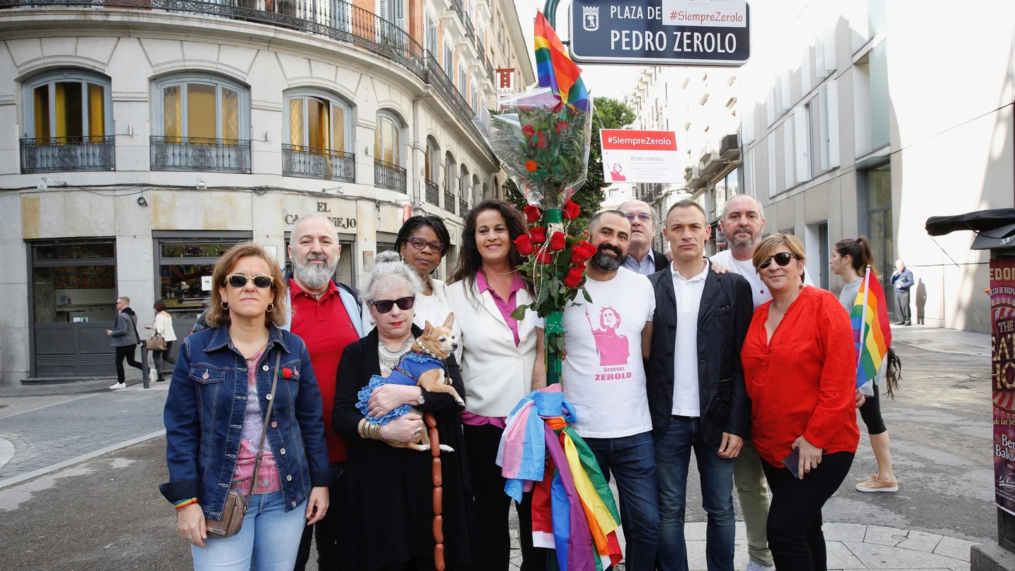 Los asistentes a una ofrenda floral con motivo del tercer aniversario del fallecimiento de Pedro Zerolo Los asistentes a una ofrenda floral con motivo del tercer aniversario del fallecimiento de Pedro Zerolo
