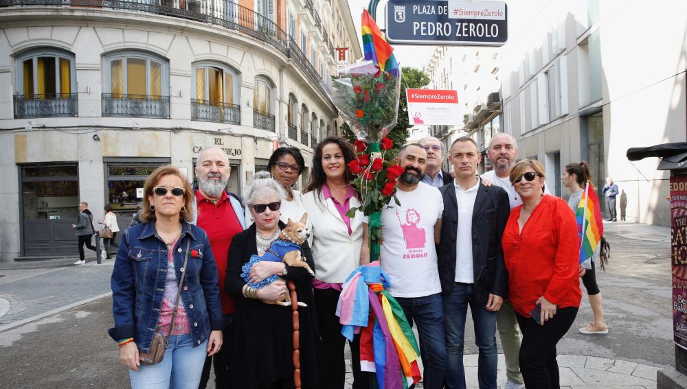 Los asistentes a una ofrenda floral con motivo del tercer aniversario del fallecimiento de Pedro Zerolo