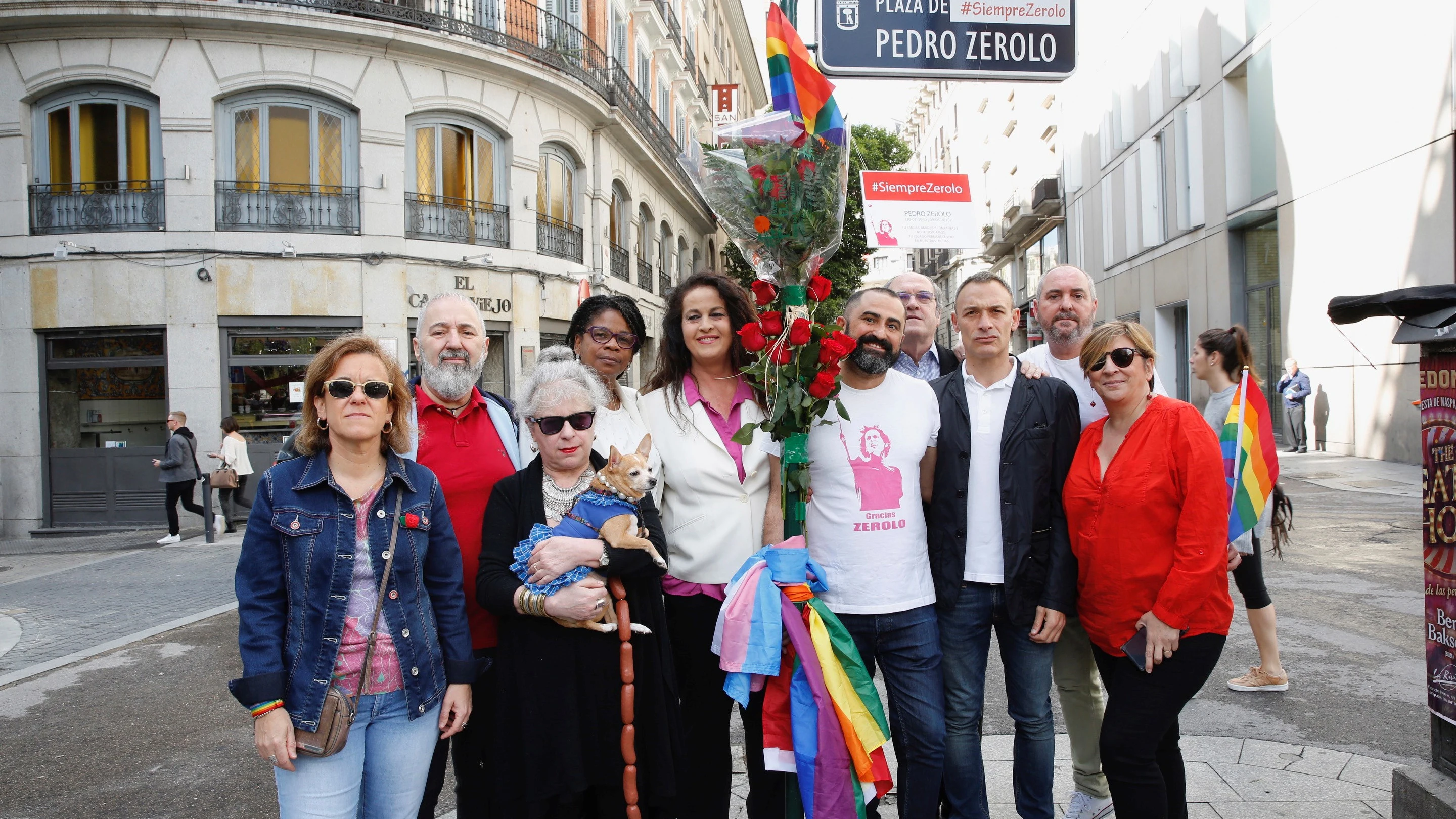 Los asistentes a una ofrenda floral con motivo del tercer aniversario del fallecimiento de Pedro Zerolo