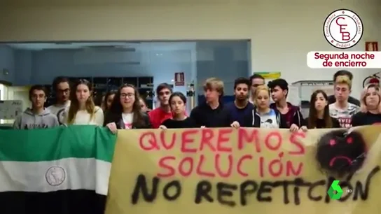 Segunda noche de encierro de los estudiantes de acceso a la Universidad en Badajoz Segunda noche de encierro de los estudiantes de acceso a la Universidad en Badajoz