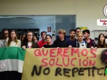 Segunda noche de encierro de los estudiantes de acceso a la Universidad en Badajoz Segunda noche de encierro de los estudiantes de acceso a la Universidad en Badajoz